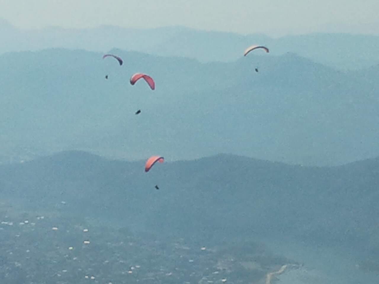 Paragliding nepal.jpg